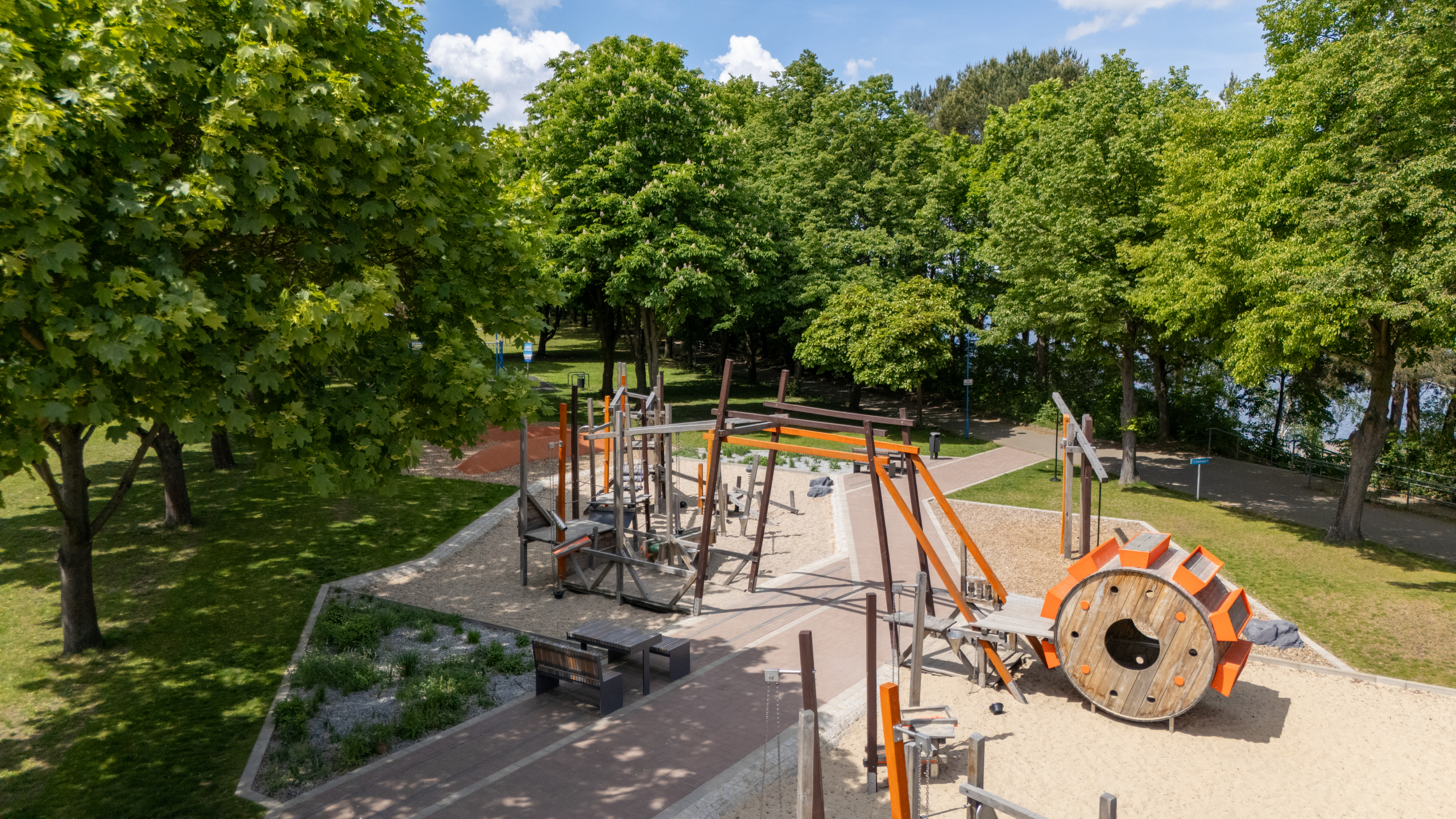 Spielerisch den Wandel erleben: Die Themenspielplätze am Senftenberger See machen die Geschichte des Lausitzer Seenlandes für Familien erlebbar. Foto: Yellow Moses